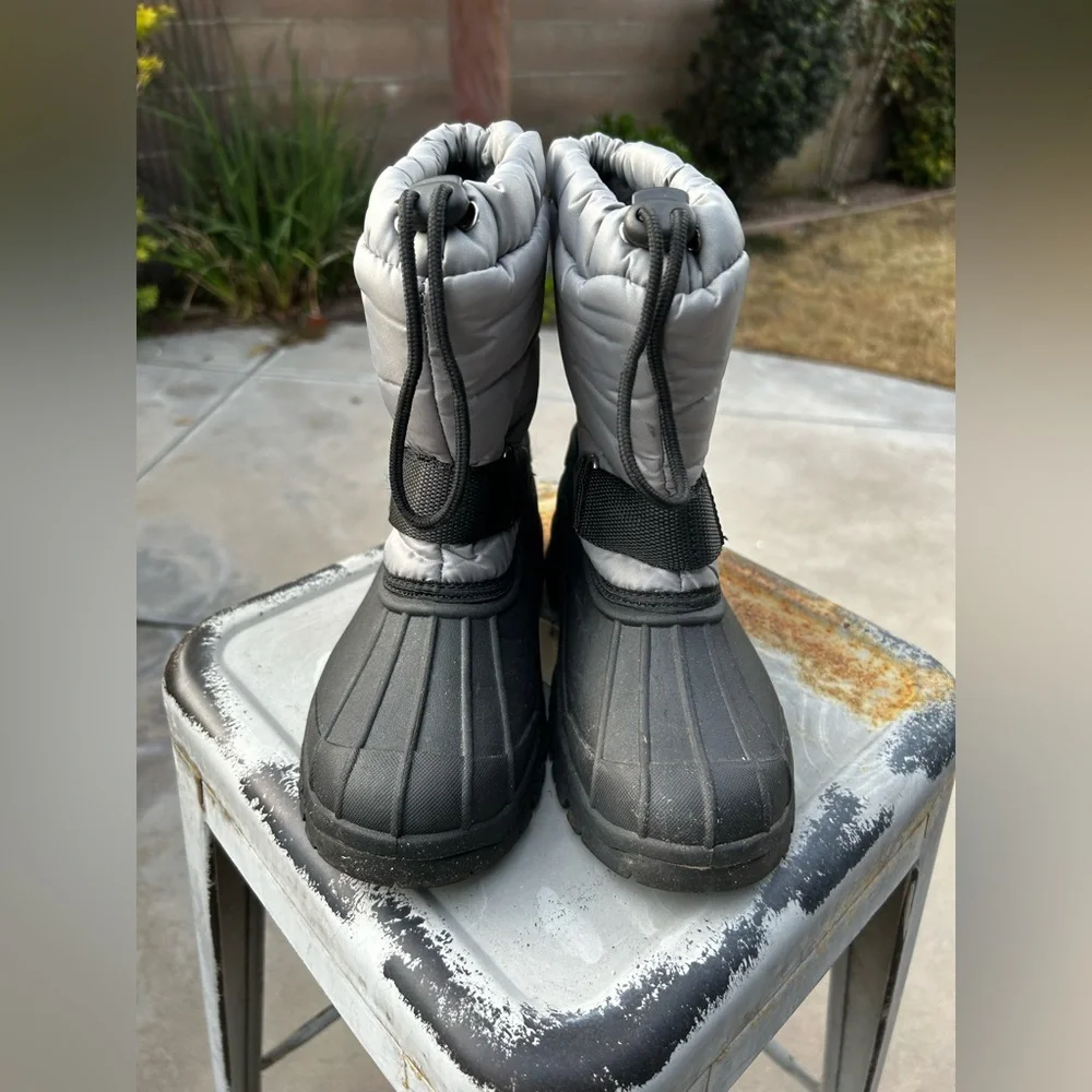 EUC Zoogs Black and Silver Kids Snow Boots in Size 4